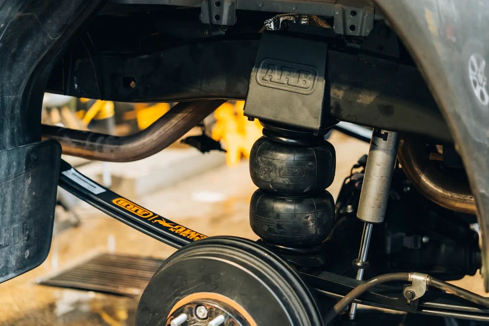 BALLESTAS PARABOLICAS ARB 40 mm + PULMONES DE AIRE TOYOTA HILUX 2015+